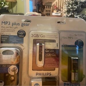 Philips GoGear 2GB MP3 Player - White and Silver